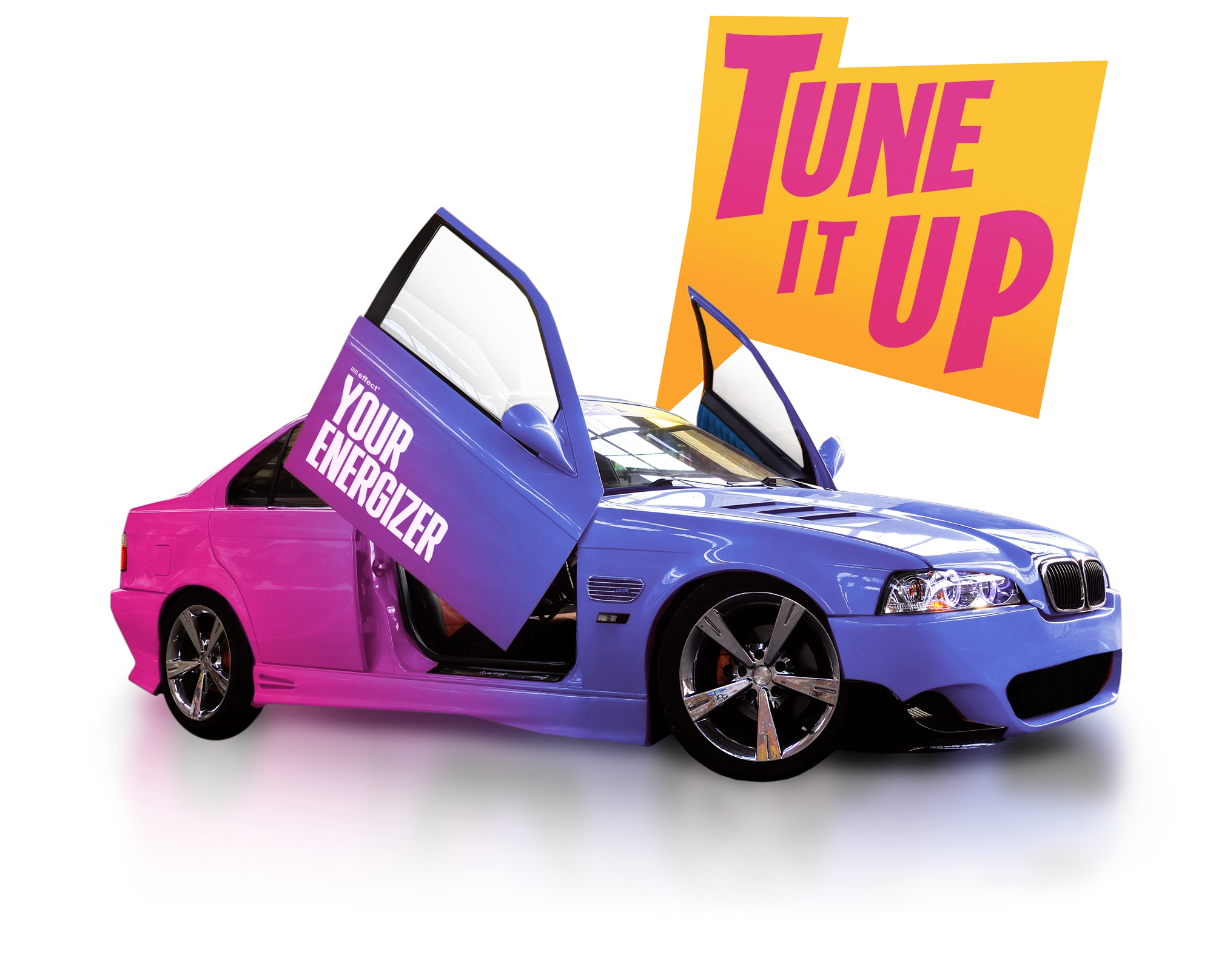 Pink-violett gefärbtes Auto mit tune-it-up-effect Logo auf der Autotür. In Hintergrund eine Sprechblase in gelb: Tune it up!